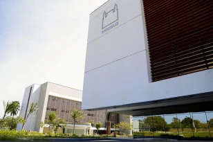 Fachada de um dos blocos da Fiocruz Ceará