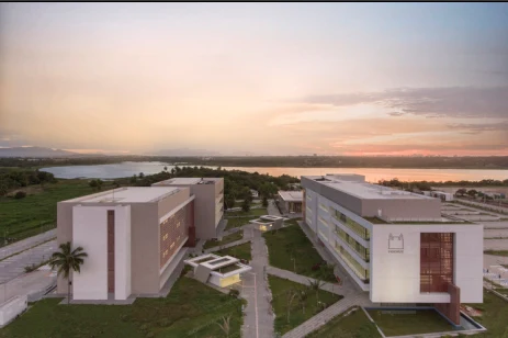 Vista aérea do campus da Fiocruz Ceará ao entardecer