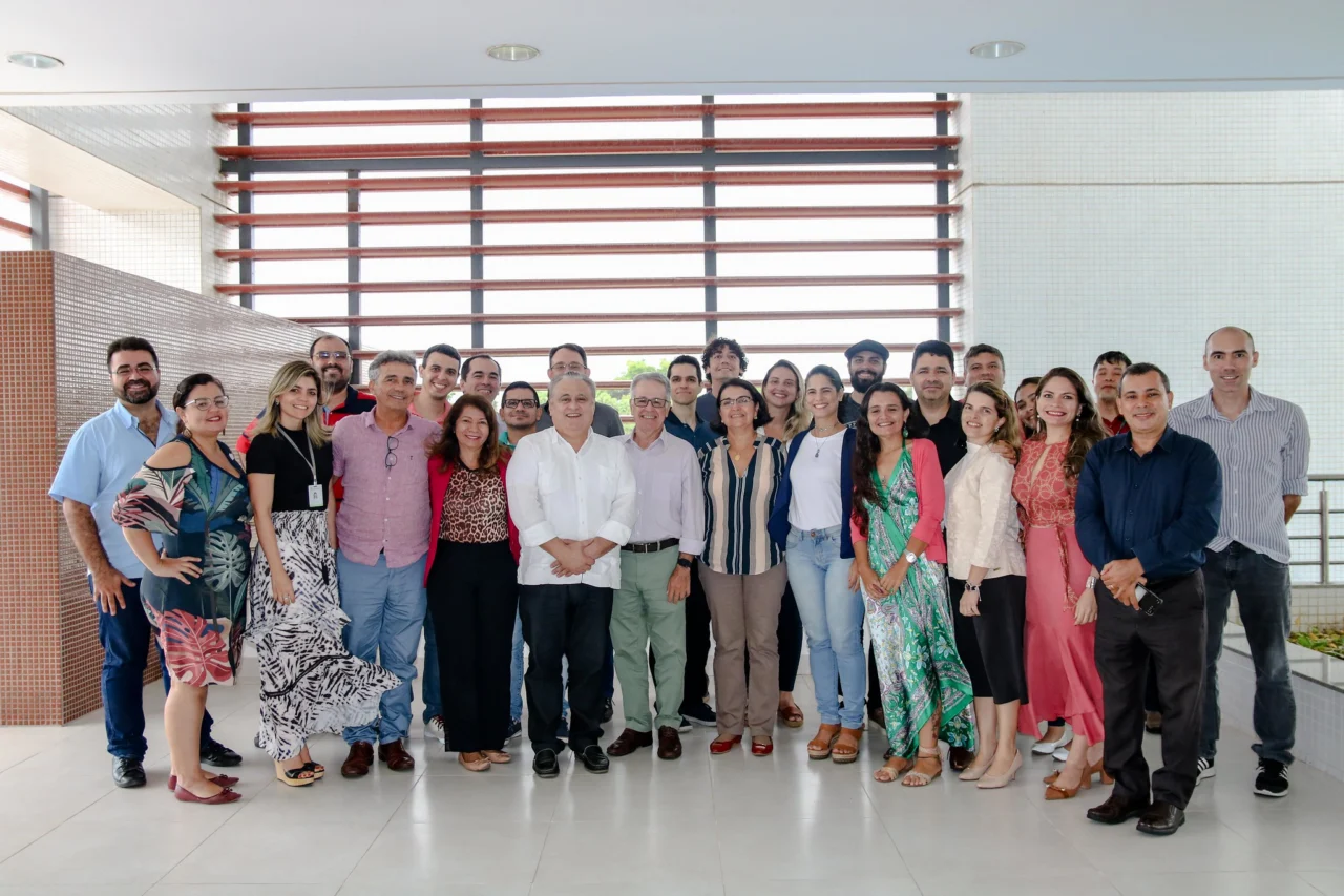 Pesquisadores e colaboradores do LARIISA reunidos para foto oficial no hall da Fiocruz Ceará.